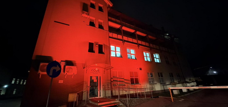 Dlaczego budynek ECUSu zaświecił się na czerwono?