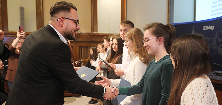Młodzi elblążanie docenieni za wyniki w nauce (zobacz zdjęcia)