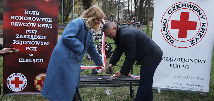 W Parku Planty pojawiła się ławeczka Honorowych Dawców Krwi. „Jesteście bohaterami dzisiejszych czasów”