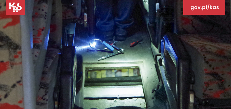 Funkcjonariusze WMUCS udaremnili przemyt papierosów w przerobionym autokarze