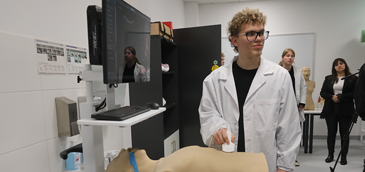 Elbląg: 12 mln zł na sprzęt do szkolenia przyszłych lekarzy. Studenci poznają realia pracy z pacjentem