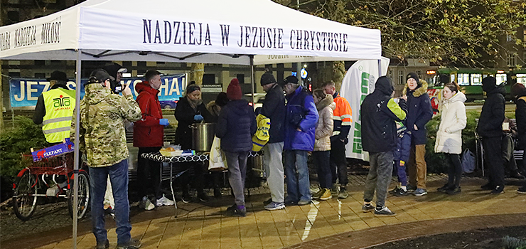 Elbląg: Spotkanie na Placu Dworcowym. Podzielili się żywnością i nadzieją (zdjęcia)