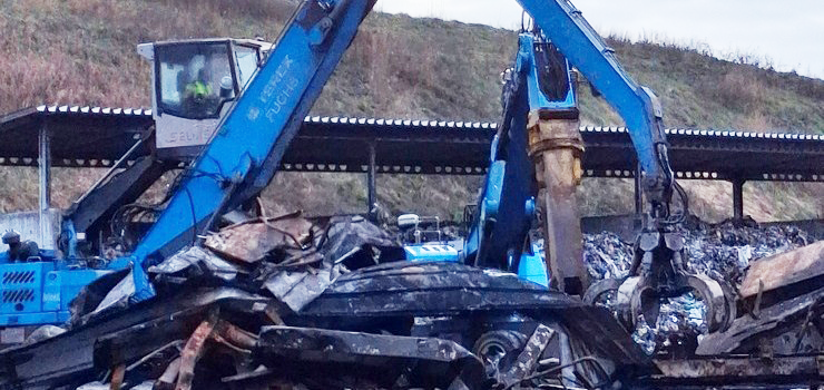 Elbląg: Trwa rozbiórka spalonej hali sortowni. Co było przyczyną pożaru?