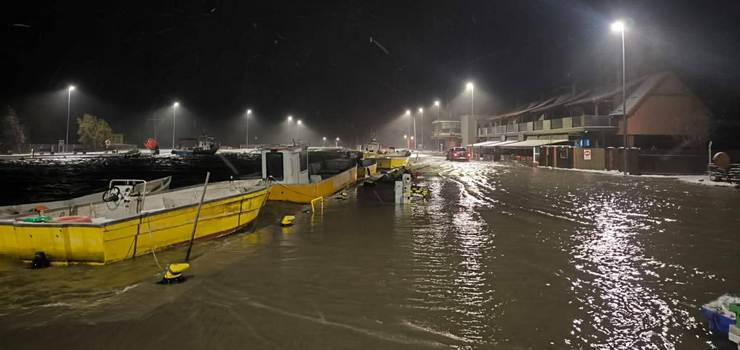 Trudna sytuacja we Fromborku. Woda wdziera się do miasta 