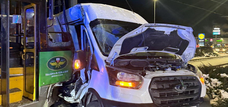 Kolizja samochodu z tramwajem. Są utrudnienia w ruchu