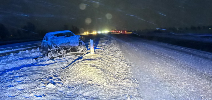 Samochód uderzył w barierkę. Jeden pas ruchu na S7 był zablokowany