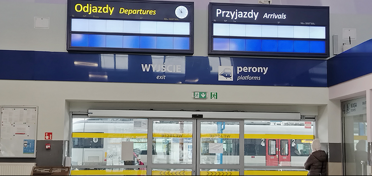 Ile jeszcze pasażerowie będą musieli czekać na naprawę tablic? “W toku jest postępowanie”