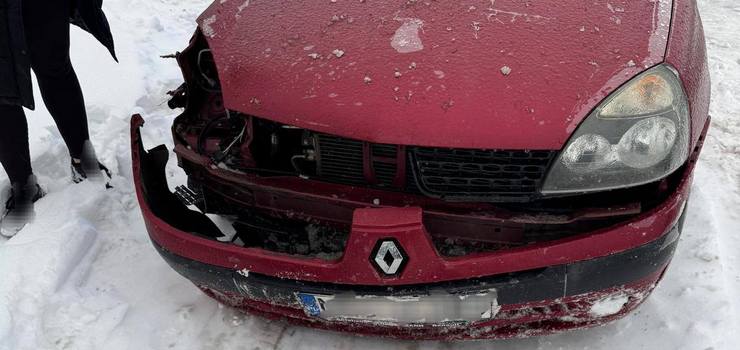 Ślisko na drogach! 25-latka "zatrzymała się" w rowie