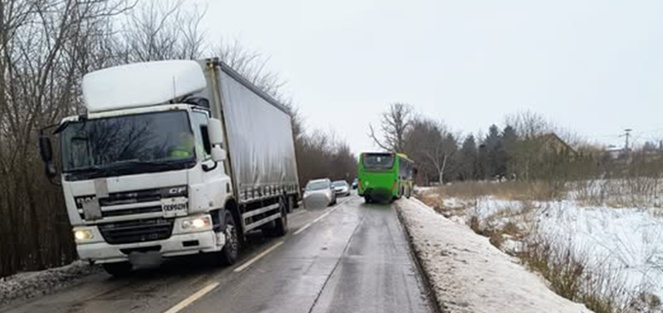 Uwaga! Ulica Mazurska oblodzenie drogi, autobus na poboczu