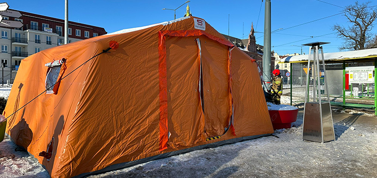 Na Placu Słowiańskim ustawiono namiot z nagrzewnicami