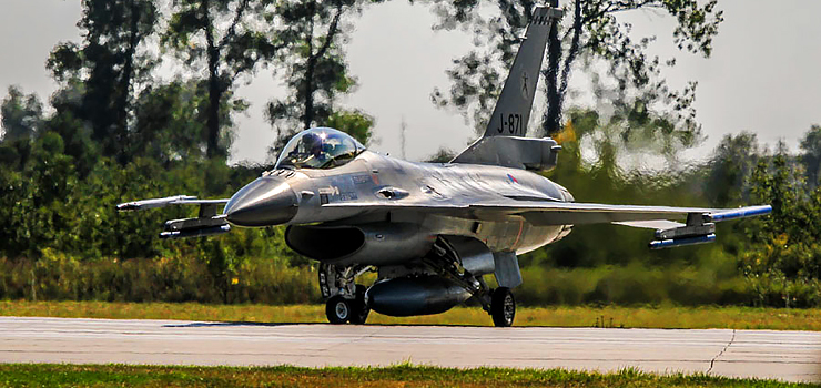 Wojsko poderwało myśliwce, zamknięto dwa lotniska. "Jesteśmy w gotowości do natychmiastowej reakcji"