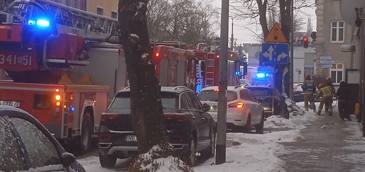 Dym na klatce schodowej. Strażacy interweniowali przy ul. Mickiewicza