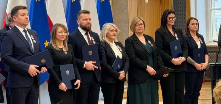 Premier Donald Tusk wyróżnił zasłużonych urzędników. Wśród odznaczonych Elblążanin