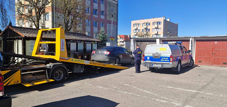 Ten sam kierowca, to samo auto… i znowu zastawiony garaż
