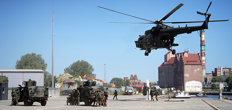 Apache nad miastem. Wojskowe manewry w elbląskim porcie (zdjęcia!)