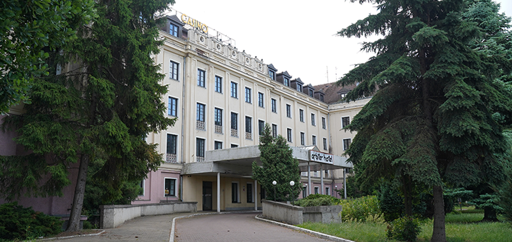 Kiedyś największy hotel w Elblągu. Co dalej z budynkiem przy Placu Słowiańskim?