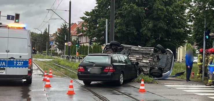 Kolizja na skrzyżowaniu Bema i Mickiewicza. Auto przewróciło się na bok