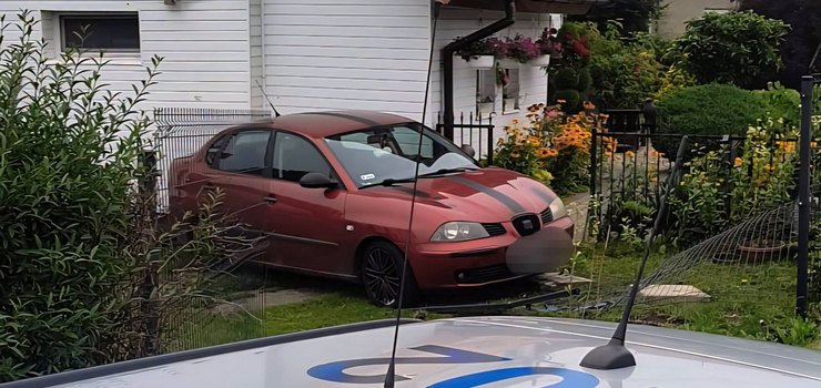 Niebezpieczny finał jazdy 23-latka. Samochodem wjechał w budynek
