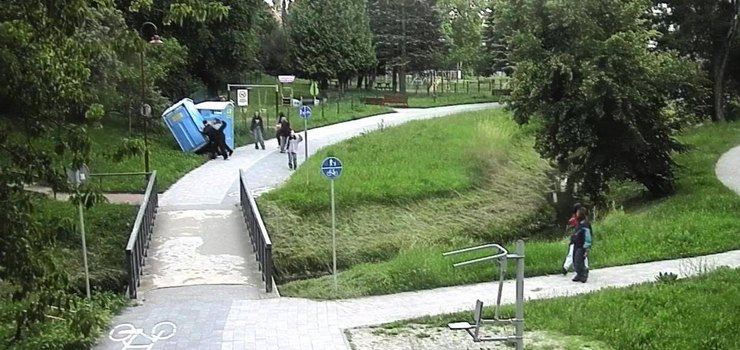 Najpierw korzystają, potem przewracają. "To zwykły wandalizm"