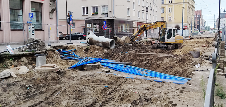 Prace nie zakończą się w tym roku. Sprawdzamy postępy remontu torowiska przy 1 Maja (zdjęcia)
