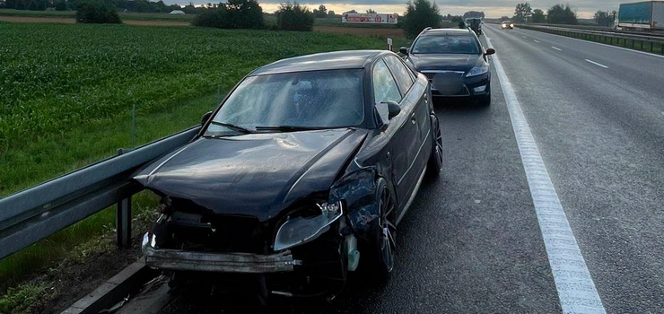 21-letni kierujący niedostosował prędkości i uderzył w barierki na S7