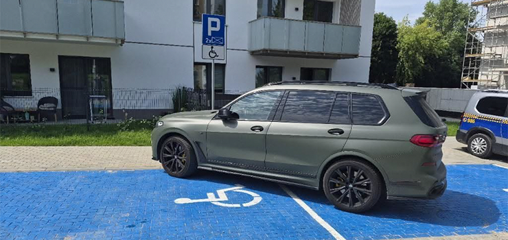 Jedno auto… a zajęte dwa miejsca dla osób z niepełnosprawnościami
