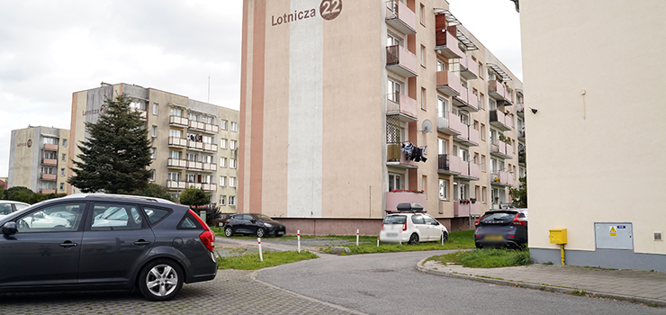 Czytelnik alarmuje. Straż pożarna miałaby problem z dojazdem do budynku przy Lotniczej - zdjęcia