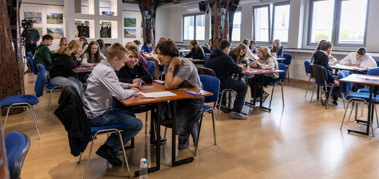 „Niezharmonizowane wygibasy” nie sprawiły im trudności. Uczniowie z SP 16 mistrzami ortografii Warmii i Mazur