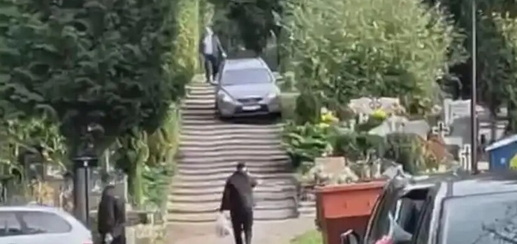 Zjechał samochodem po schodach na cmentarzu. Policja szuka kierowcy