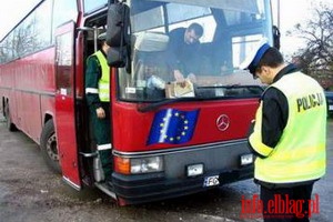 Policjanci kontroluj szkolne autobusy