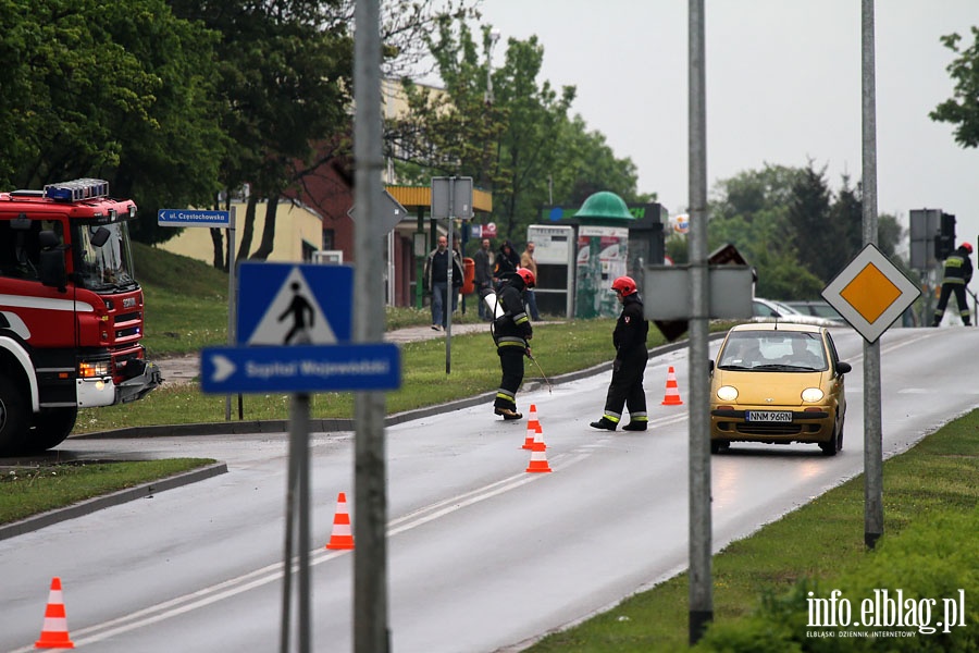 Zamknita ul. Krlewiecka od Fromborskiej do Pisudskiego. Trwa usuwanie oleju z jezdni, fot. 7