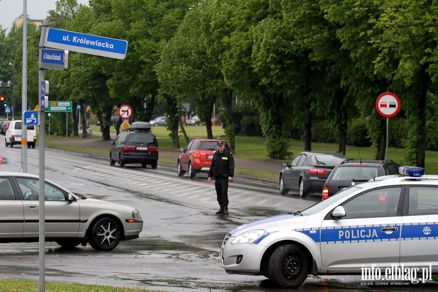 Zamknita ul. Krlewiecka od Fromborskiej do Pisudskiego. Trwa usuwanie oleju z jezdni, fot. 10