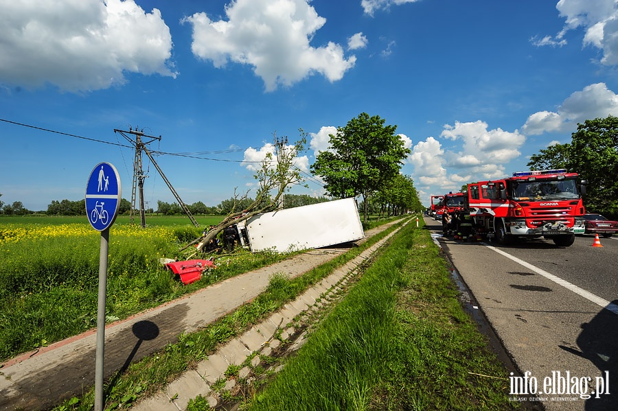 Wypadek w Kazimierzowie. Ciarwka uderzya w drzewo, fot. 5