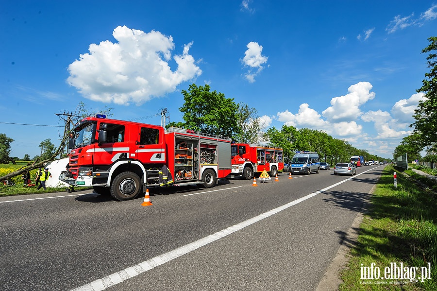 Wypadek w Kazimierzowie. Ciarwka uderzya w drzewo, fot. 8