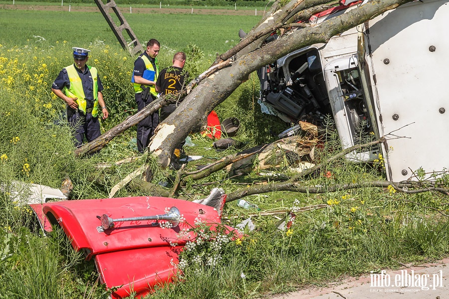 Wypadek w Kazimierzowie. Ciarwka uderzya w drzewo, fot. 9