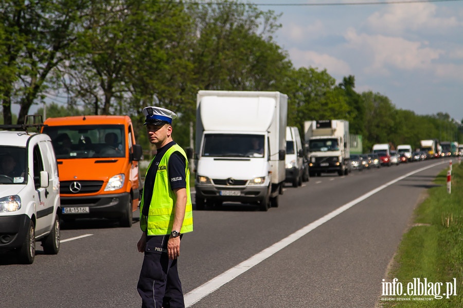 Wypadek w Kazimierzowie. Ciarwka uderzya w drzewo, fot. 13