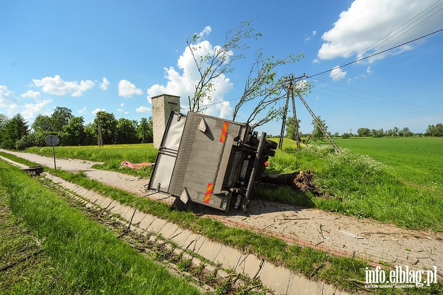 Wypadek w Kazimierzowie. Ciarwka uderzya w drzewo, fot. 14