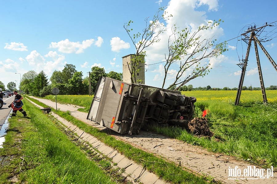 Wypadek w Kazimierzowie. Ciarwka uderzya w drzewo, fot. 15