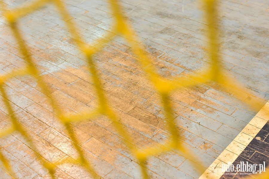 Zdewastowany parkiet boiska w hali Midzyszkolnego Orodka Sportowego w Elblgu, fot. 8