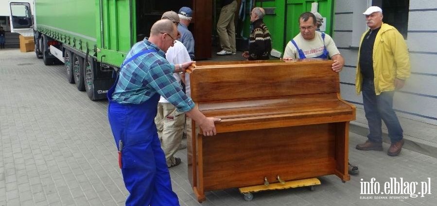 Przekazanie Szkole Muzycznej w Elblagu pianin i fortepianw, fot. 10