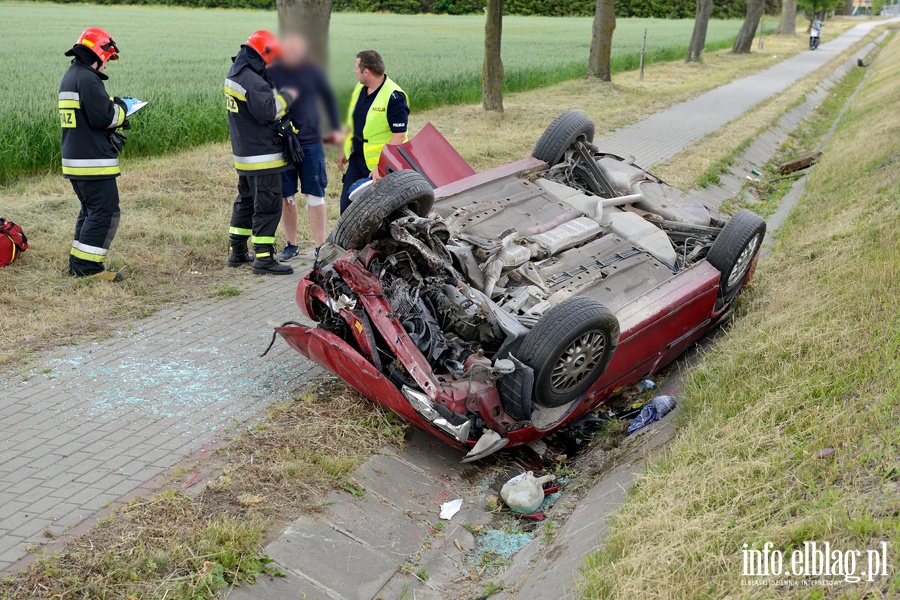 Kazimierzowo: dachowanie na "sidemce". Ciarna kobieta w szpitalu, fot. 12