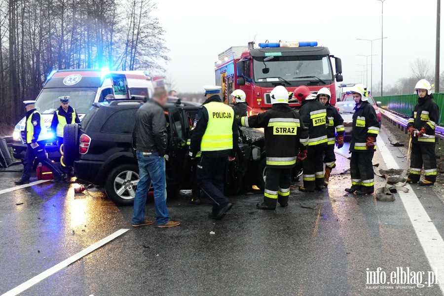 Wypadek na obwodnicy Elblga. Ciko rannego kierowc z pojazdu wydostali straacy, fot. 17