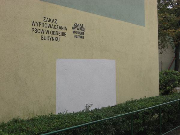 Akcja zamalowywania napisw i graffiti na budynkach 