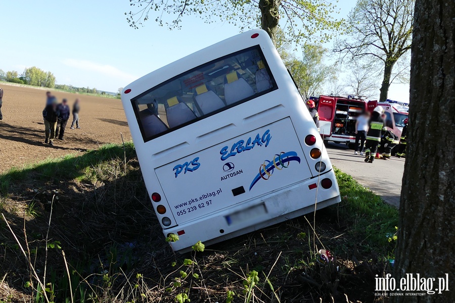 Wypadek midzy Zwierznem a Kpniewem. Autobus uderzy w drzewo, osiem osb rannych, fot. 9