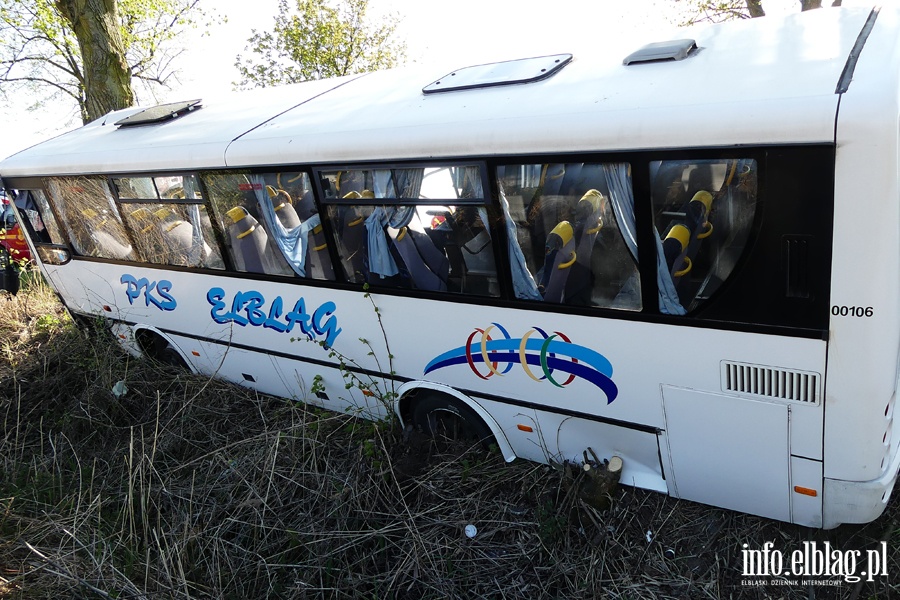 Wypadek midzy Zwierznem a Kpniewem. Autobus uderzy w drzewo, osiem osb rannych, fot. 21