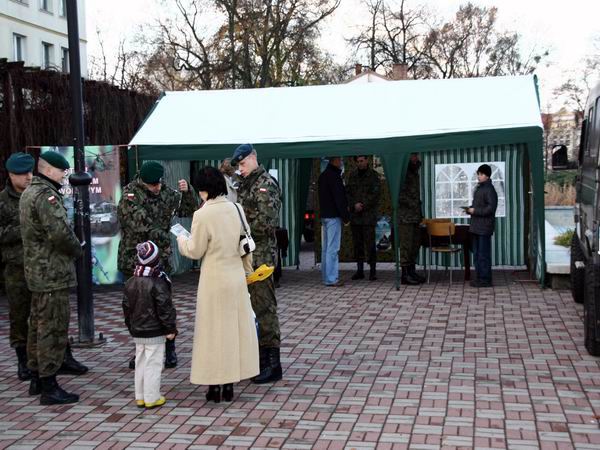 Stoisko grupy promocyjnej Si Zbrojnych przy ul. 1 Maja, fot. 7