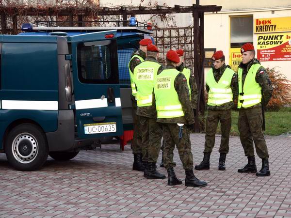 Stoisko grupy promocyjnej Si Zbrojnych przy ul. 1 Maja, fot. 10