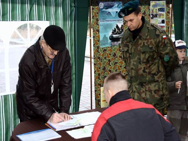 Stoisko grupy promocyjnej Si Zbrojnych przy ul. 1 Maja, fot. 15