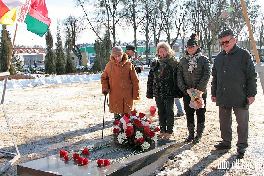 Zoenie kwiatw pod pomnikiem onierzy Armii Czerwonej, fot. 11