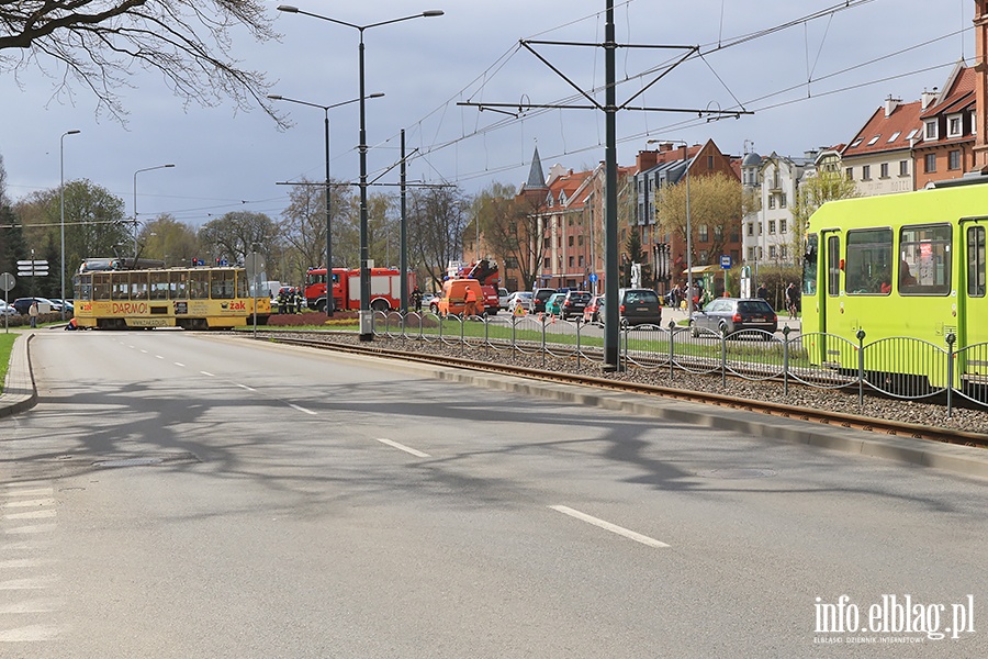 Samochd osobowy wjecha pod tramwaj na placu Sowiaskim, fot. 2